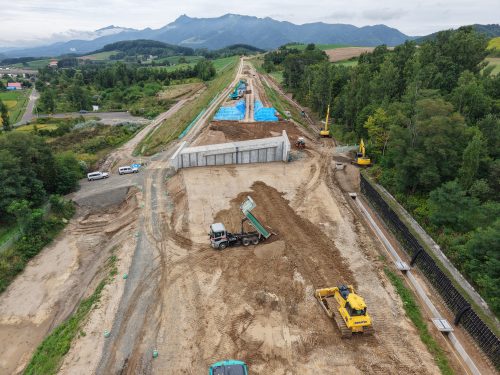旭川十勝道路　中富良野町外　日進南改良工事
