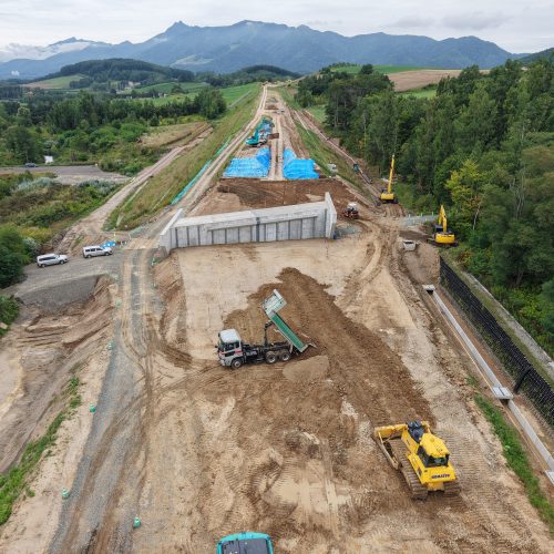 旭川十勝道路　中富良野町外　日進南改良工事